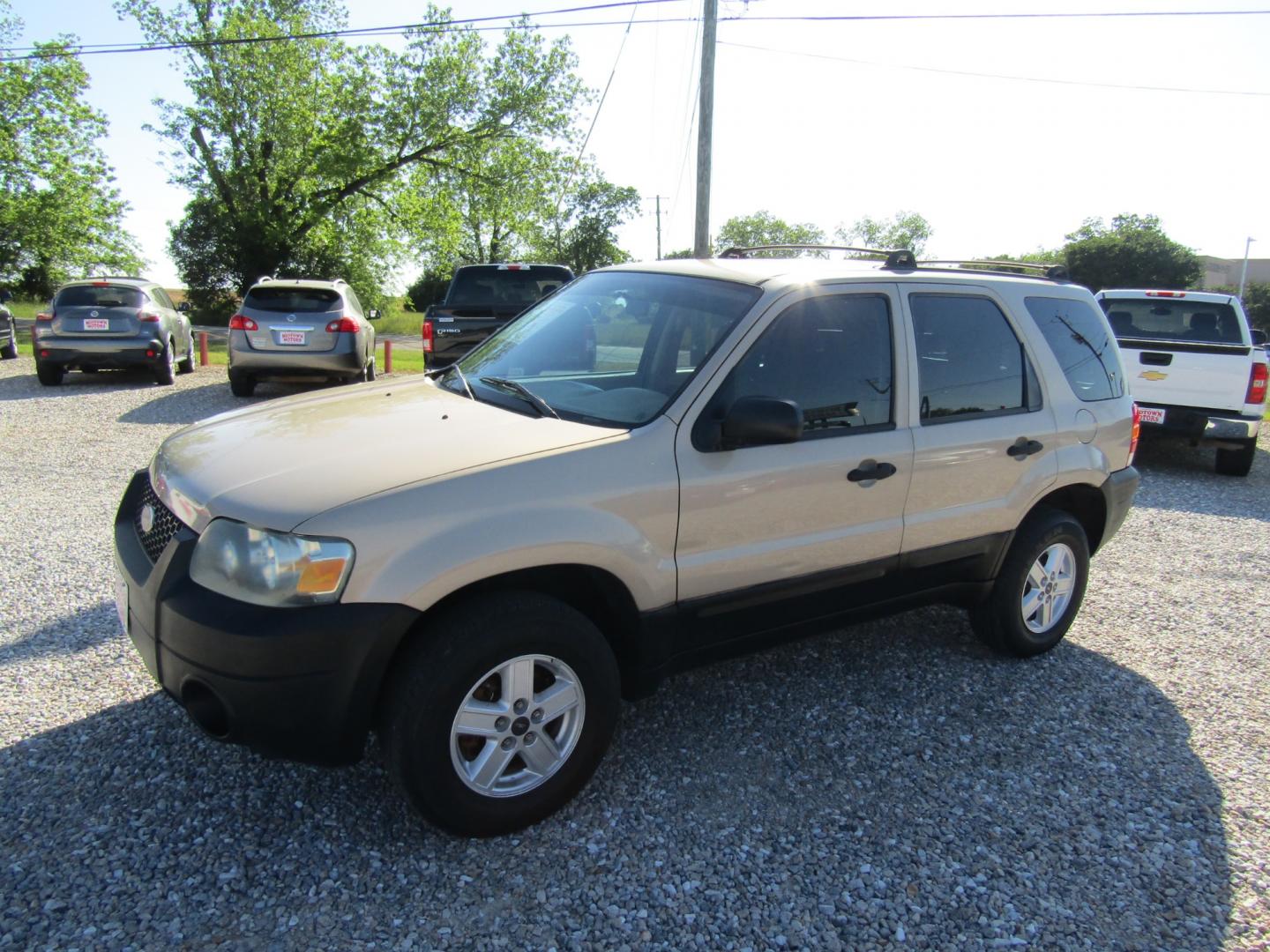 2007 GOLD /Tan Ford Escape (1FMYU02Z67K) with an 4 Cyl engine, Automatic transmission, located at 15016 S Hwy 231, Midland City, AL, 36350, (334) 983-3001, 31.306210, -85.495277 - Photo#2